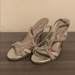 De Blossom Collection Silver Heels/WOMEN’s SIZE 10